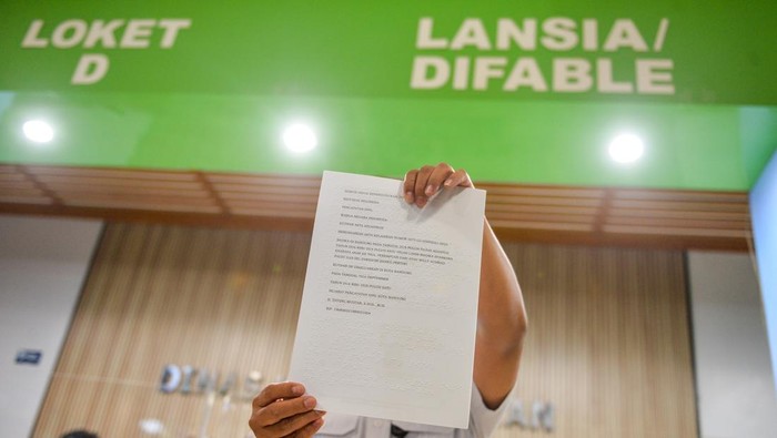 Bandung Cetak Akta Kelahiran Braille, Pertama di Indonesia Petugas menunjukkan akta kelahiran dalam huruf Braille yang telah di cetak di Kantor Disdukcapil Kota Bandung, Jawa Barat, Rabu (2/7/2025). Pemerintah Kota Bandung melalui Disdukcapil menghadirkan layanan pembuatan akta kelahiran dalam huruf Braille bagi penyandang disabilitas netra sebagai bentuk layanan yang inklusif bagi seluruh lapisan masyarakat dan layanan di Kota Bandung dan merupakan yang pertama serta satu-satunya di Indonesia. ANTARA FOTO/Raisan Al Farisi