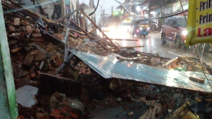 Bangunan bekas pabrik roti ambruk di Jalan Bukit Duri Tanjakan, Gang 1 RT012/RW012, Bukit Duri, Tebet akibat hujan lebat, Jakarta, Rabu (2/7/2025). ANTARA/HO-BPBD Jakarta Selatan.