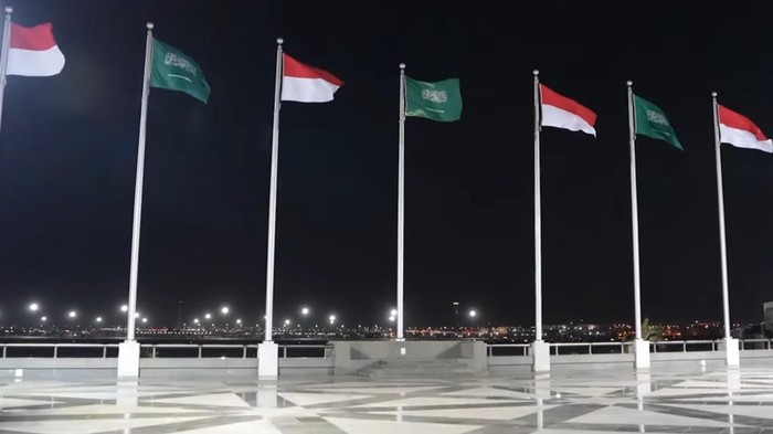Bendera Merah Putih sambut kedatangan Prabowo di Jeddah (Eva/detikcom)
