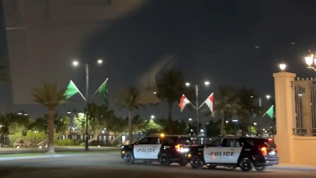 Bendera Merah Putih sambut kedatangan Prabowo di Jeddah (Eva/detikcom)