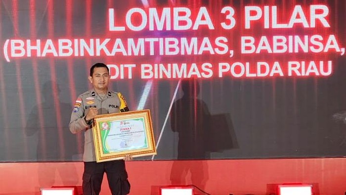 Bhabinkamtibmas Desa Bokor Aipda Ashobirin meraih Juara I Lomba Tiga Pilar Polda Riau di Hari Bhayangkara ke-79, pada Selasa (1/7/2025).