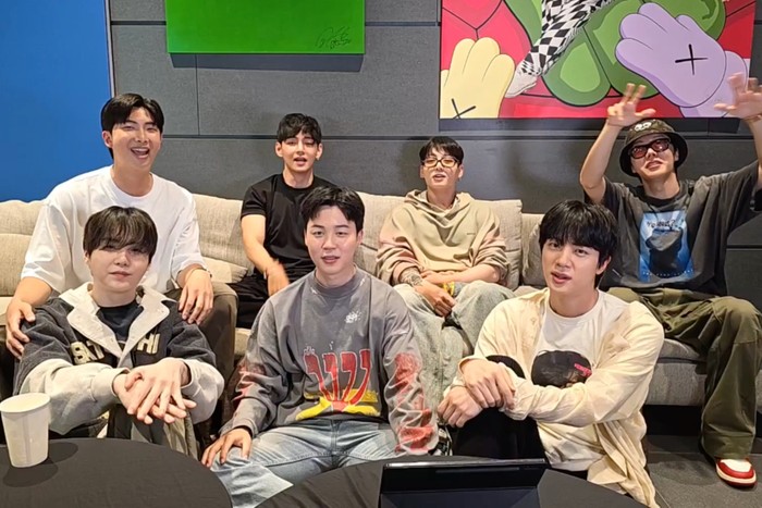 BTS BTS mengadakan siaran langsung dalam formasi lengkap setelah tiga tahun.
