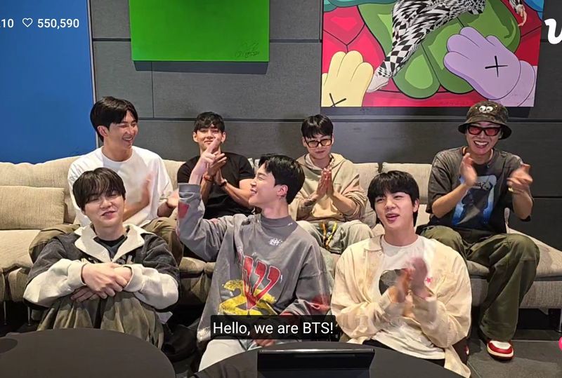 BTS mengadakan siaran langsung dalam formasi lengkap setelah tiga tahun.