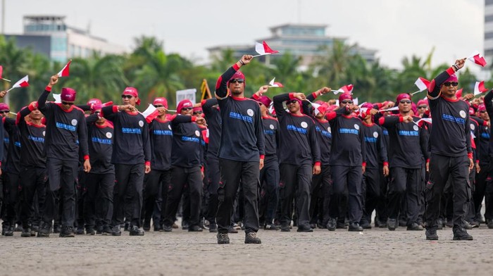Beberapa unsur kelompok masyarakat yang terlibat HUT Bhayangkara ke-79 yang dilakukan di Lapangan Silang Monas adalah kalangan buruh.