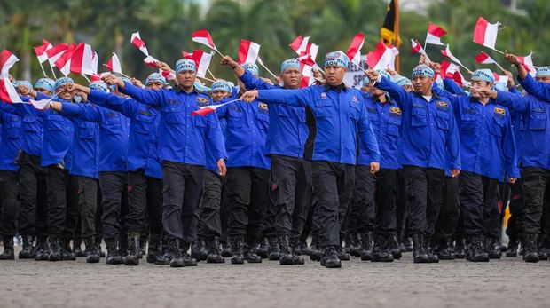 Beberapa unsur kelompok masyarakat yang terlibat HUT Bhayangkara ke-79 yang dilakukan di Lapangan Silang Monas adalah kalangan buruh.