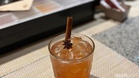 Stella ala Canella menonjolkan kekayaan rempah khas Indonesia. Kayu manis, cengkeh, hingga bunga lawang menjadi unsur utama di balik minuman menyegarkan ini. Foto: Tim detikfood