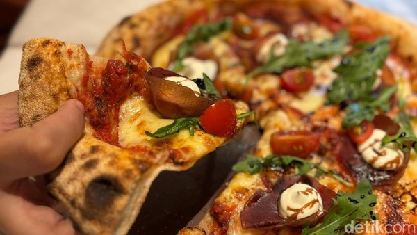Uniknya Pasta Hitam hingga Pizza Otentik di Restoran Ini