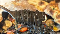 Menurut chef Ruly, warna hitamnya yang pekat datang dari tinta cumi sebagai pewarna alami pasta. Teksturnya al dente dengan menyerap seluruh bumbu secara maksimal. Foto: Tim detikfood