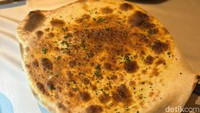 Namun yang tak kalah unik adalah penyajian pasta di sini. Pertama kali disajikan pastanya ditutup oleh lapisan roti tipis di bagian atas. Foto: Tim detikfood
