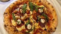 Selain burrata, ada juga pizza dengan gaya otentik. Teknik memasak dengan pengaturan suhu khusus membuat hasilnya mirip pizza yang dipanggang dalam woodfire. Foto: Tim detikfood