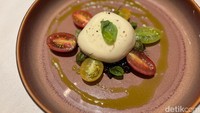 Burrata sebagai menu pembuka, begitu dijaga kesegarannya. Chef Ruly, selaku chef de cuisine Hotel Tentrem Jakarta, mengaku ada beberapa bahan yang sengaja diimpor demi kualitasnya. Foto: Tim detikfood