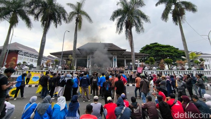 PKL dan mahasiswa di Kuningan melakukan demo menuntut kembali dipindahkan berjualan di Jalan Siliwangi.