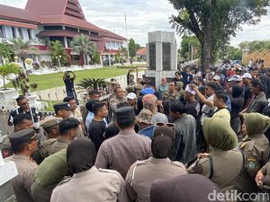 Kantor Wali Kota Parepare Didemo! Warga Tuntut Pemkot Adil Tertibkan PKL