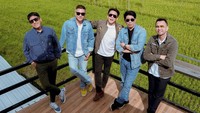 Desta motoran di Lombok bareng Ariel NOAH, Gading Marten, Parto Patrio, dan Raffi Ahmad. Foto: dok. Instagram Desta/ fotografer 24olik