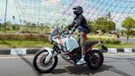 Gaya Desta Kendarai Moge di Lombok