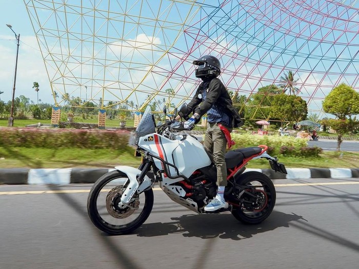 Desta Gaya Desta motoran di Lombok.