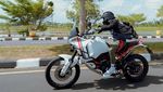 Gaya Desta Kendarai Moge di Lombok