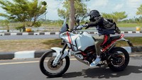 Mantan suami Natasha Rizki itu mengalami kecelakaan, jatuh dari motor saat melintasi Sembalun, Lombok Timur dan mogenya menimpa motor yang sedang berhenti di pinggir jalan. Foto: dok. Instagram Desta/ fotografer 24olik