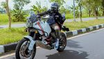 Gaya Desta Kendarai Moge di Lombok