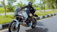 Zohrah, pemilik akun TikTok Bintang Kejora, menceritakan kronologi saat Desta jatuh dari mogenya. Dia mengatakan jalan yang dilewati Desta memang curam. Setelah kejadian, Desta langsung meminta maaf dan memberikan ganti rugi. Foto: dok. Instagram Desta/ fotografer 24olik
