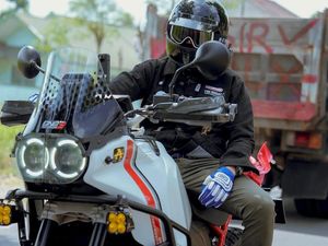 Gaya Desta Kendarai Moge di Lombok