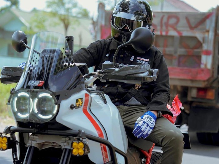 Desta Gaya Desta motoran di Lombok.