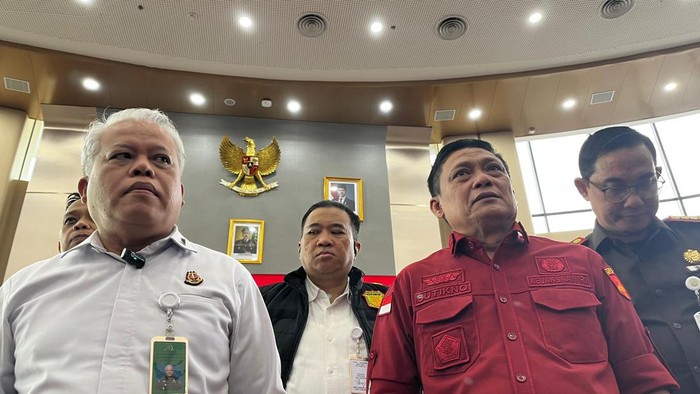Direktur Penuntutan (Dirtut) Jampidsus Kejagung, Sutikno (baju merah)