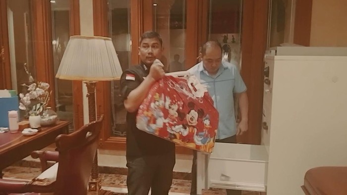 Penampakan Rp 2 miliar di dalam kantung plastik Mickey Mouse sitaan Kejagung. (dok istimewa)