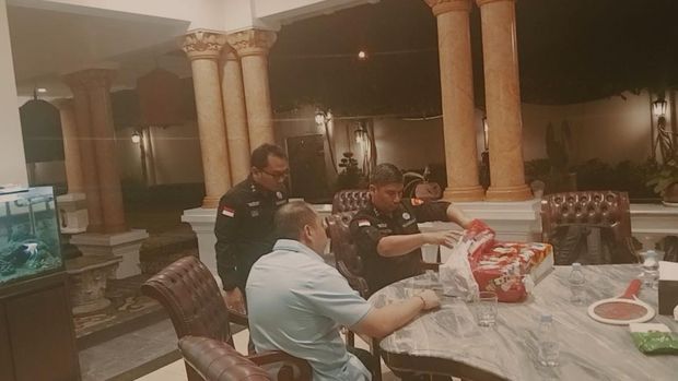 Penampakan Rp 2 miliar di dalam kantung plastik Mickey Mouse sitaan Kejagung. (dok istimewa)