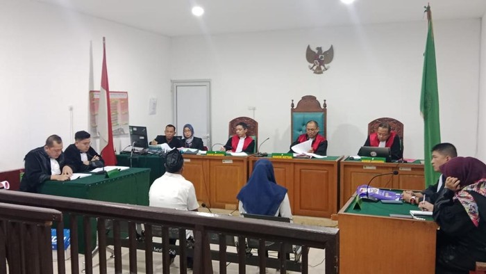 Dua terdakwa kasus korupsi APBDes Muara Enim jalani sidang tuntutan di PN Palembang