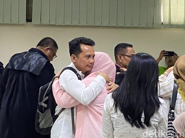 Eks calon Wakil Bupati Purbalingga, Zaini Makarim, seusai jalani sidang tuntutan dalam kasus dugaan korupsi proyek Jembatan Merah Kali Gintung Purbalingga di Pengadilan Tipikor Semarang, Rabu (2/7/2025).