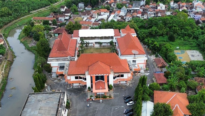 Pekerja mengecat gedung Sekolah Rakyat di bangunan eks Kantor Bupati Pasuruan, Jawa Timur, Rabu (2/7/2025). Proyek pembangunan Sekolah Rakyat Tahap I sudah memasuki tahap akhir dan mencapai 99 persen termasuk penataan furnitur dan siap  beroperasi tanggal 14 Juli mendatang dengan enam rombongan pelajar tingkat SMP dan SMA, dimana setiap kelasnya terdapat 25 siswa. ANTARA FOTO/Umarul Faruq/bar