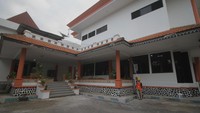 Pekerja mengecat gedung Sekolah Rakyat di bangunan eks Kantor Bupati Pasuruan. Proyek pembangunan Sekolah Rakyat Tahap I sudah memasuki tahap akhir dan mencapai 99 persen termasuk penataan furnitur. Foto: ANTARA FOTO/Umarul Faruq