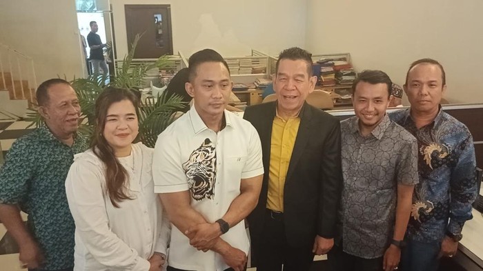 Eks Sekwan OKU Selatan JA (pria berbaju putih) didampingi tim kuasa hukumnya