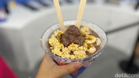 detikFood memesan es serut dengan topping granola, jelly matcha, boba, dan lainnya. Rasa manis es serutnya pas dan menyegarkan. Foto: Atiqa Rana/detikcom