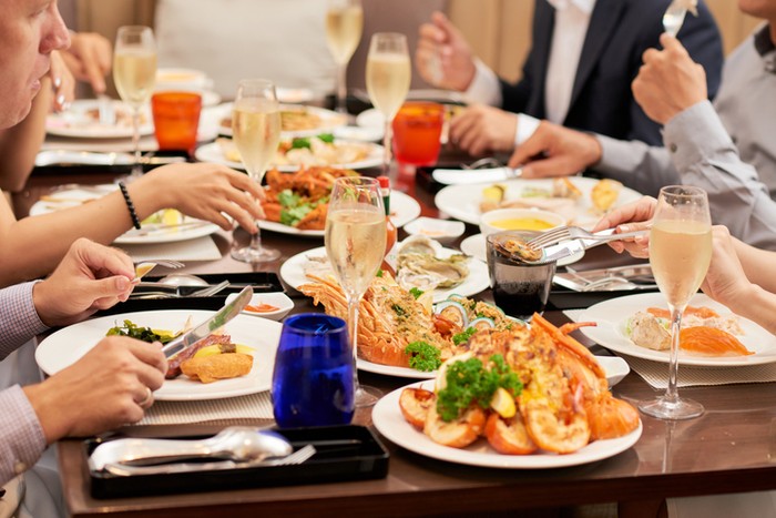 Benarkah Makan Duluan Tak Sopan? Begini Kata Pakar Etiket