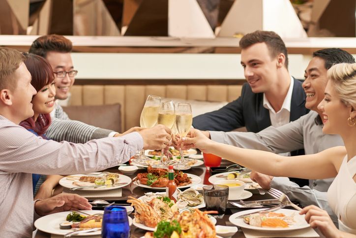 Benarkah Makan Duluan Tak Sopan? Begini Kata Pakar Etiket