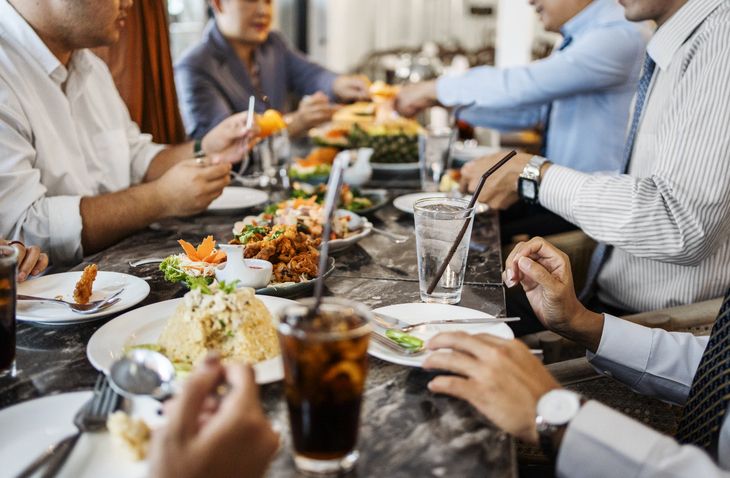 Benarkah Makan Duluan Tak Sopan? Begini Kata Pakar Etiket