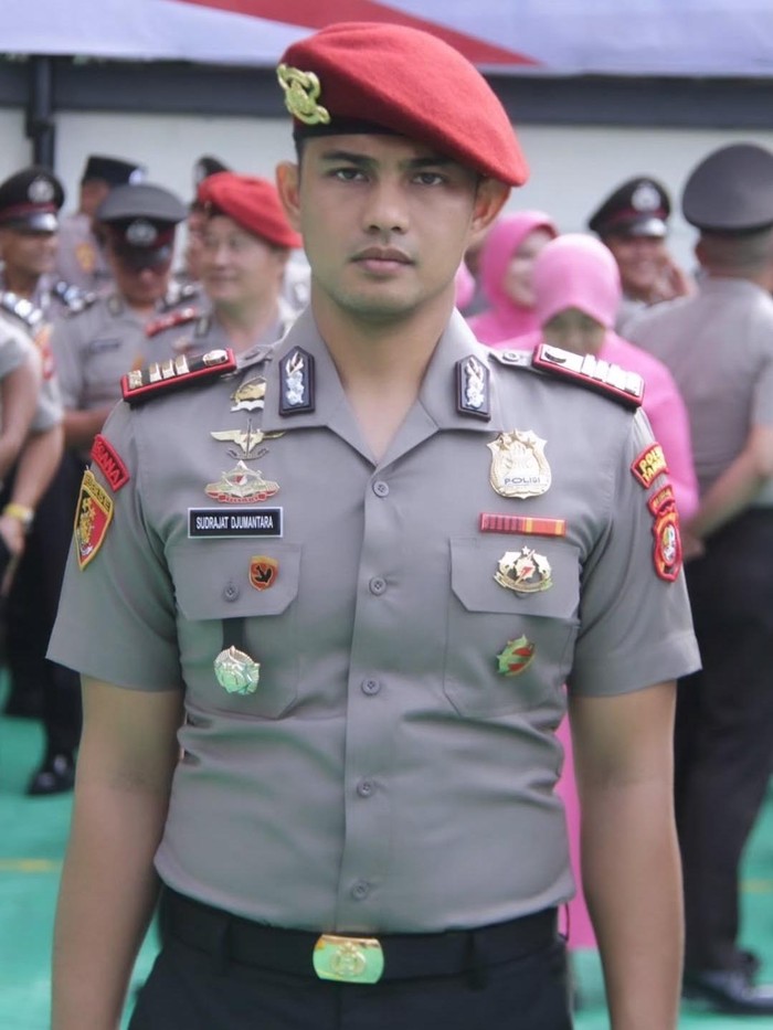 Febby Rastanty Febby Rastanty bangga melihat aksi dan pencapaian suami.