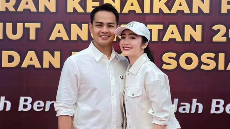 Febby Rastanty Happy Suami Naik Pangkat dan Terjun Payung di HUT Bhayangkara
