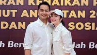 Pesinetron Febby Rastanty mendampingi suami, AKP Sudrajat Djumantara, dalam acara syukuran dilihat dalam Instagram Story Febby Rastanty. Foto: dok. Instagram Story Febby Rastanty