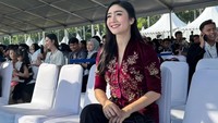 Penampilan Febby Rastanty saat menghadiri acara HUT ke-79 Bhayangkara di Monas. Dia memakai baju formal berwarna marun dengan celana panjang hitam. Foto: dok. Instagram Story Febby Rastanty