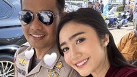 Once again, selamat Hari BHayangkara untuk Bhayangkaraku tersayang, ungkap Febby me-mention akun dan selfie bersama suami. Foto: dok. Instagram Story Febby Rastanty