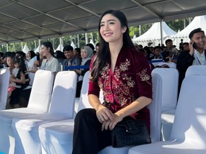 Beda Gaya Febby Rastanty & Uut Permatasari Dampingi Suami di HUT Bhayangkara