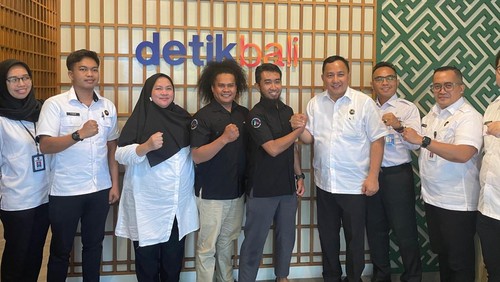Foto bersama tim Kemenko Kumham Imipas saat mengunjungi kantor detikBali di Pertokoan Alamanda Nomor 5, Jalan Cok Agung Tresna, Denpasar, Rabu (2/7/2025). (Sui Suadnyana/detikBali)