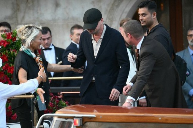 Leonardo DiCaprio termasuk satu di antara para selebriti yang diundang ke pernikahan pendiri Amazon Jeff Bezos dan Lauren Sanchez di Venesia, Italia. Tak hanya penampilan pengantin, gaya aktor pemenang Oscar ini pun mendapat sorotan. Namun, bukan karena kemewahannya. (Foto: Marco BERTORELLO/AFP)