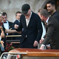 Leonardo DiCaprio termasuk satu di antara para selebriti yang diundang ke pernikahan pendiri Amazon Jeff Bezos dan Lauren Sanchez di Venesia, Italia. Tak hanya penampilan pengantin, gaya aktor pemenang Oscar ini pun mendapat sorotan. Namun, bukan karena kemewahannya. (Foto: Marco BERTORELLO/AFP)