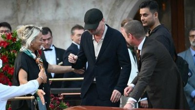 Deretan Gaya Tertutup Leonardo DiCaprio di Pernikahan Mewah Jeff Bezos