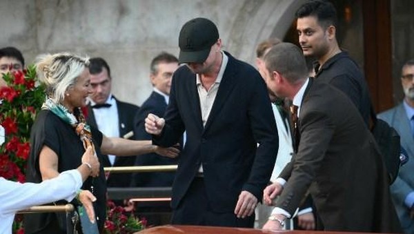 Deretan Gaya Tertutup Leonardo DiCaprio di Pernikahan Mewah Jeff Bezos