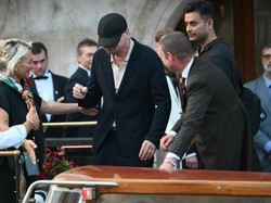 Deretan Gaya Tertutup Leonardo DiCaprio di Pernikahan Mewah Jeff Bezos